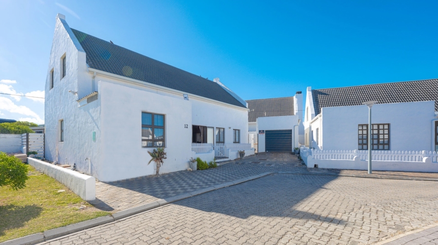 To Let 4 Bedroom Property for Rent in Struisbaai Western Cape